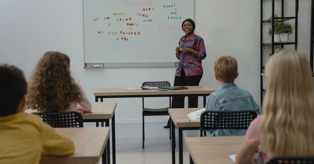 Professor de inglês dando aula para a turma — O aluno que diz que odeia inglês: como a música muda essa relação