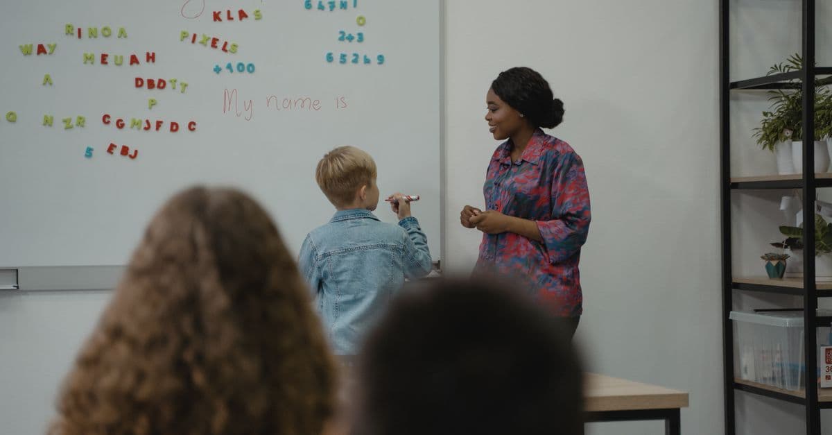 Professor de inglês dando aula para a turma — Distribuir música x usar em sala: entenda a diferença que protege o professor