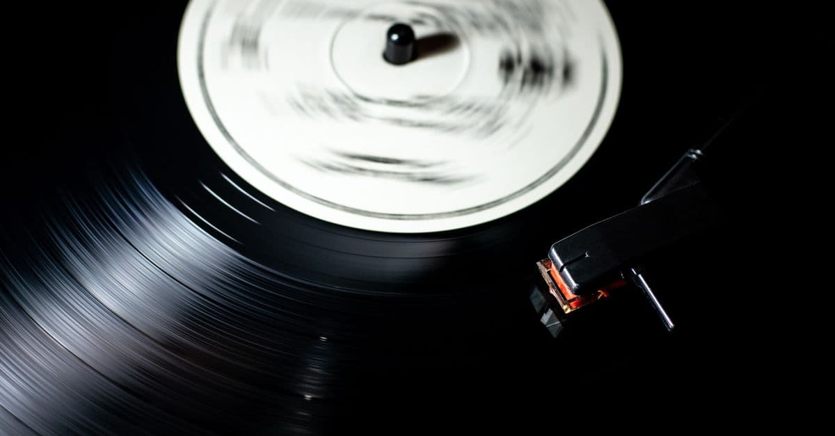 Discos de vinil e toca-discos — 20 músicas em inglês perfeitas para alunos iniciantes