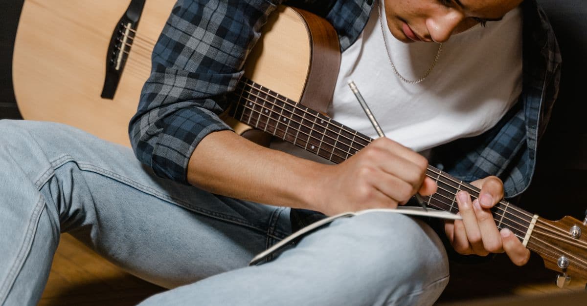 Violão e caderno de letras de música — Músicas de Disney em inglês para crianças aprenderem brincando
