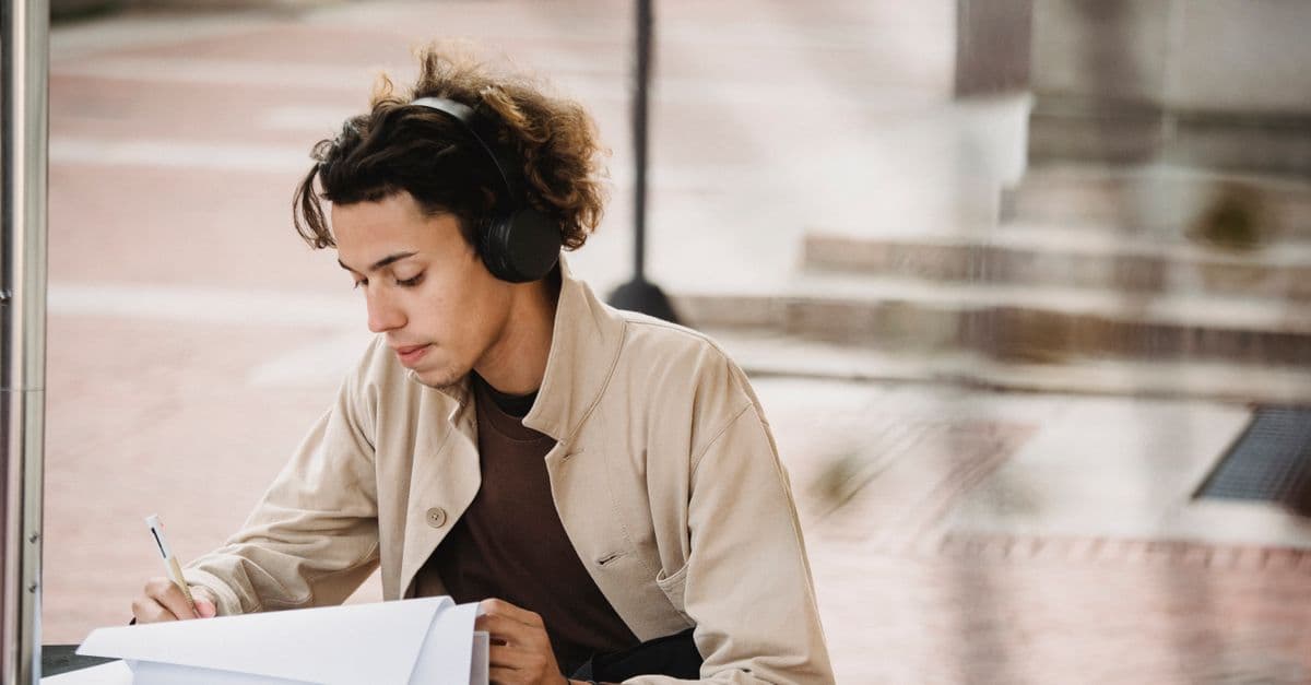 Aluna ouvindo música de fones para aprender inglês — Passive Voice com Thriller