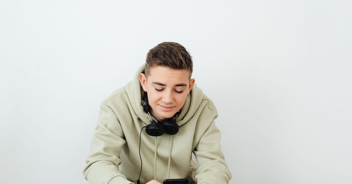 Adolescentes ouvindo música no celular — Sala cheia, turma grande: como aplicar atividades musicais sem perder controle