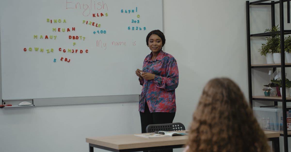 Professor de inglês dando aula para a turma — Aula particular individual: como a música evita a aula cansativa de um contra um