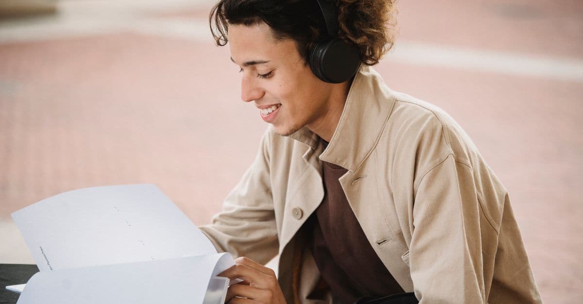 Aluna ouvindo música de fones para aprender inglês — Comparativos com Firework