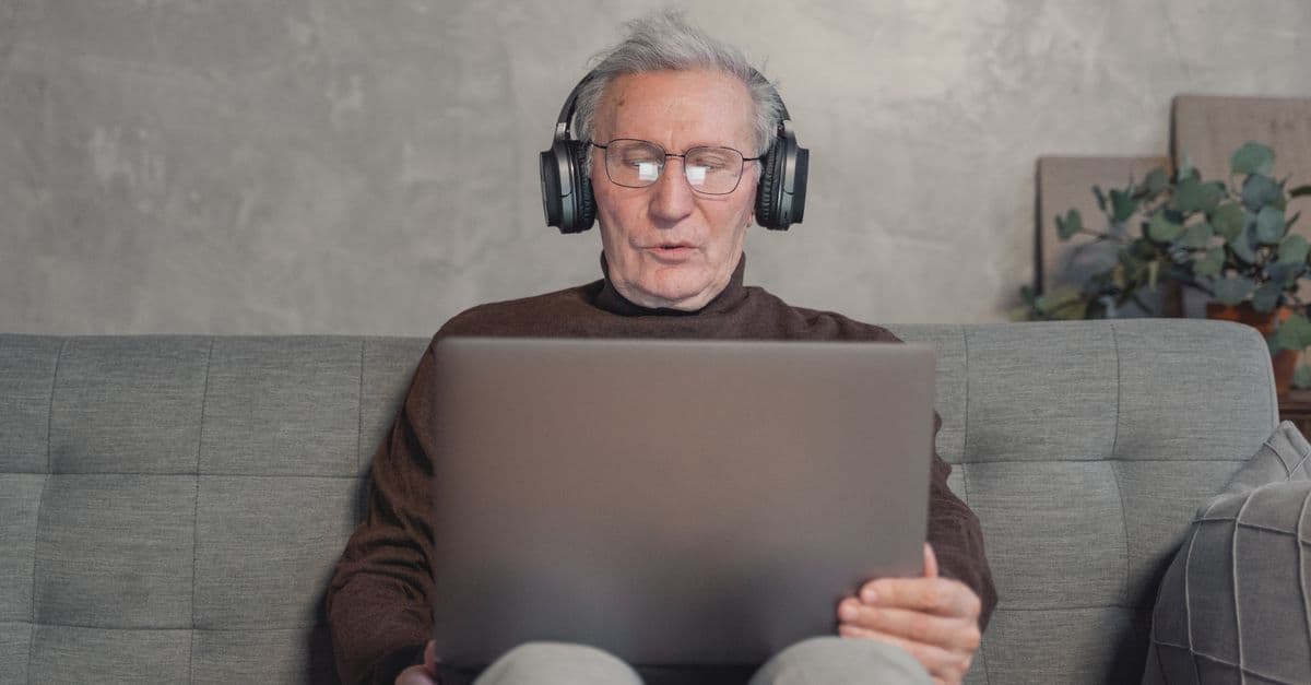 Aluno estudando inglês com fones e notebook — Future Simple (will) com Imagine