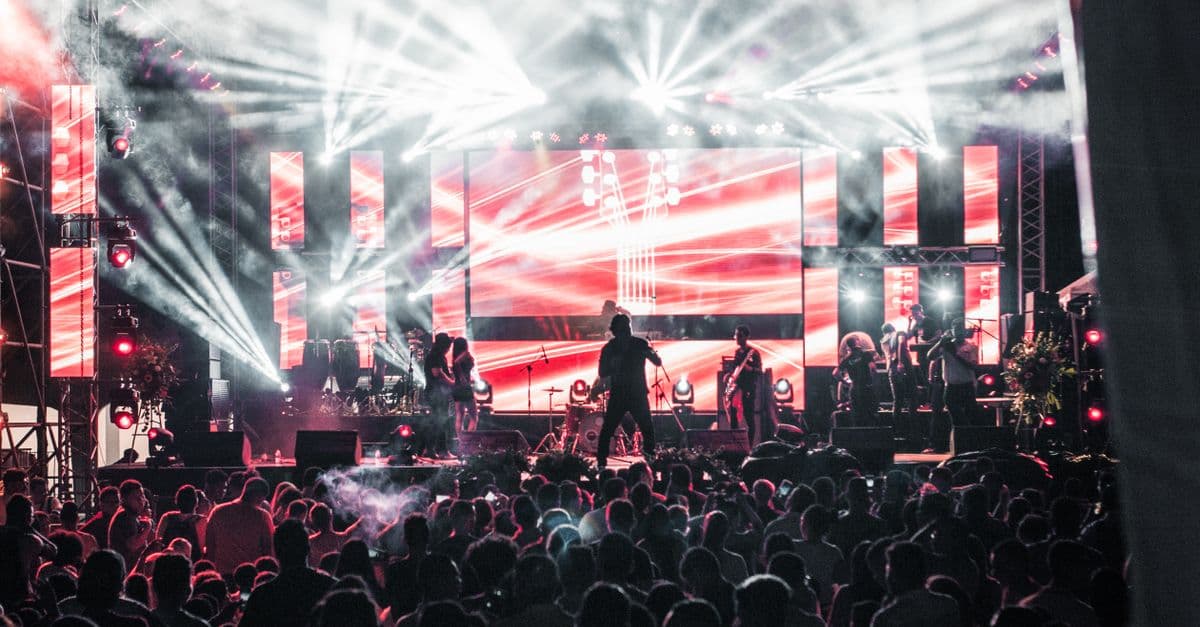 Show de música ao vivo — Quem é dono do material de aula: o professor ou a escola?