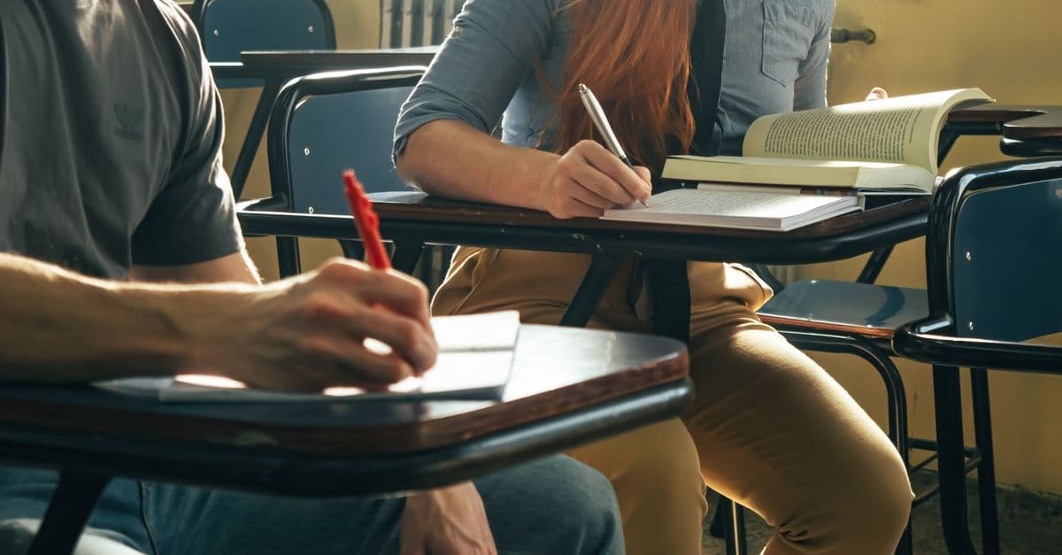 Estudante de inglês estudando com caderno — Modal Verb 'Can' com I Will Survive