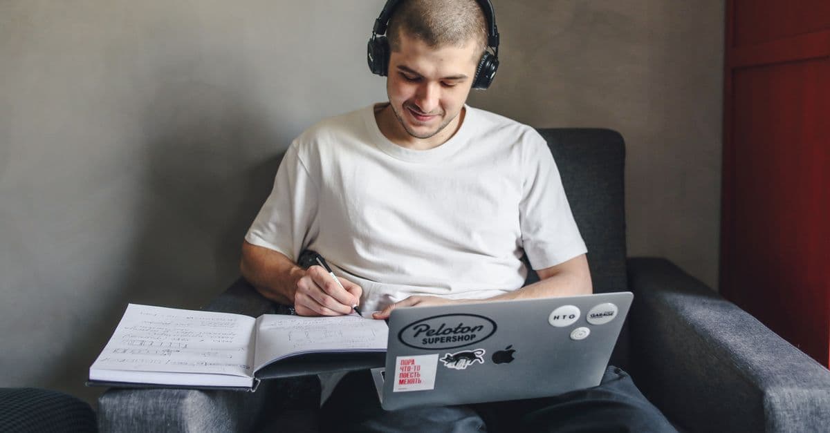 Aluno estudando inglês com fones e notebook — Much e Many com Counting Stars