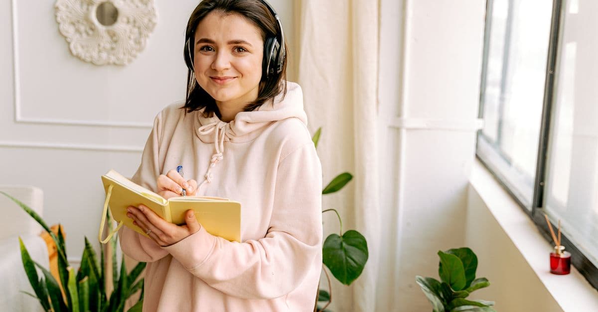 Aluna ouvindo música de fones para aprender inglês — Some e Any com Price Tag
