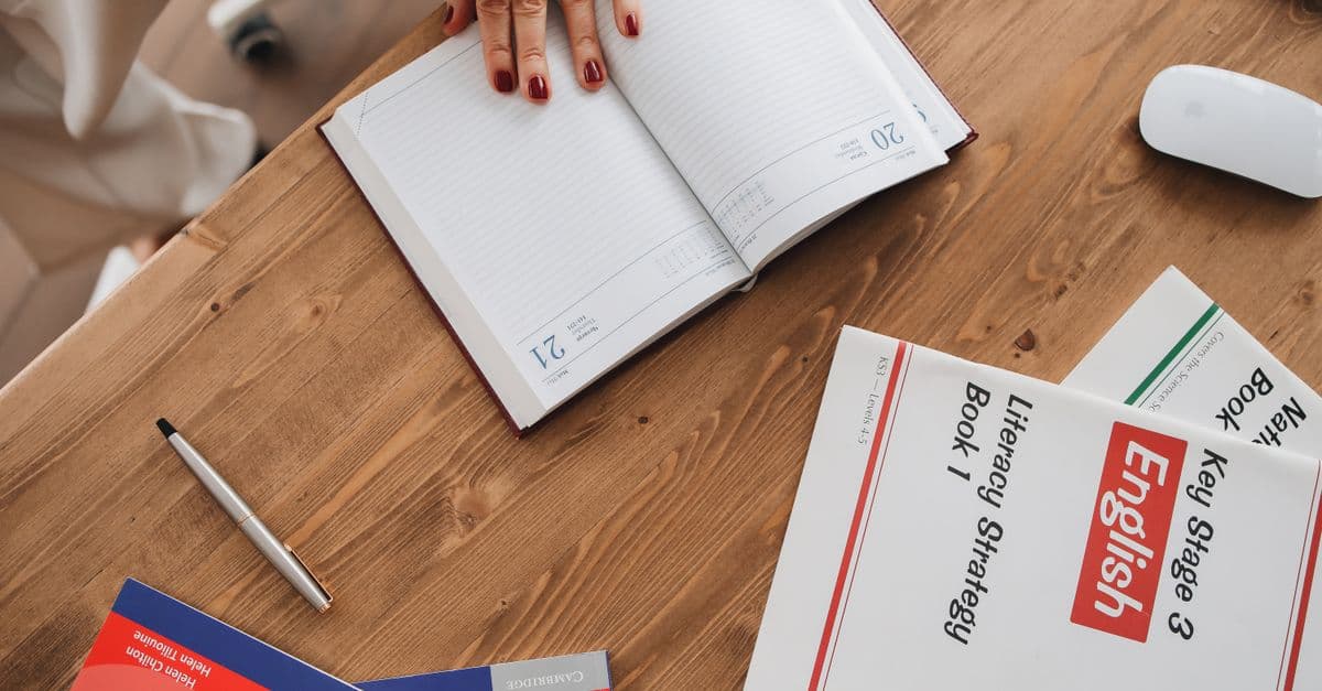 Estudante de inglês estudando com caderno — Second Conditional com If I Were a Boy