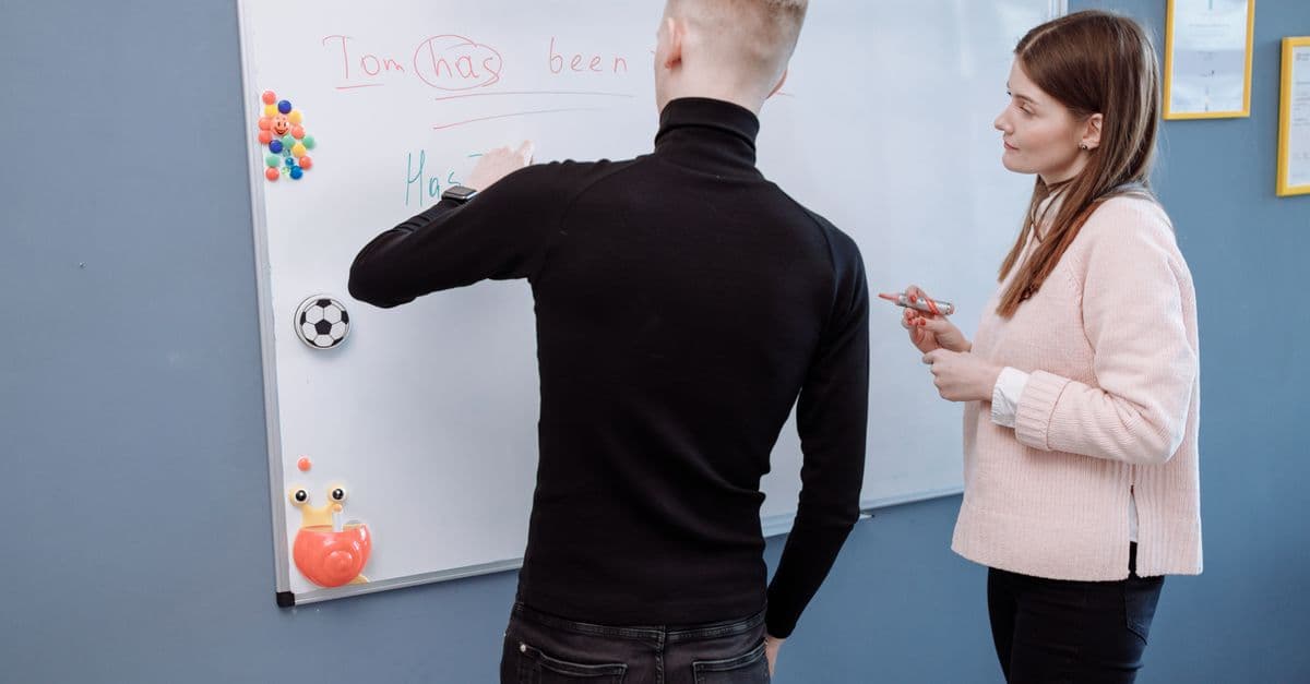 Professor de inglês dando aula para a turma — O que fazer quando a turma de inglês está completamente desmotivada